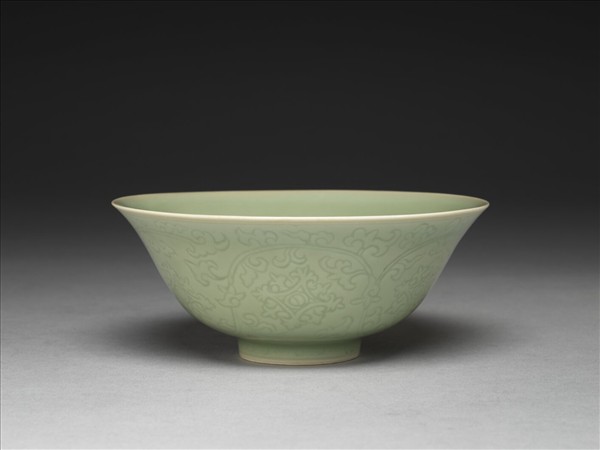 青瓷劃花纏枝花卉紋碗