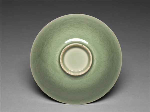 青瓷劃花纏枝花卉紋碗