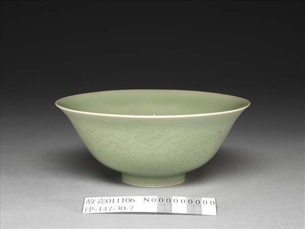 青瓷劃花纏枝花卉紋碗