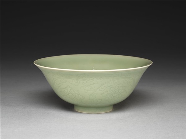 青瓷劃花纏枝花卉紋碗