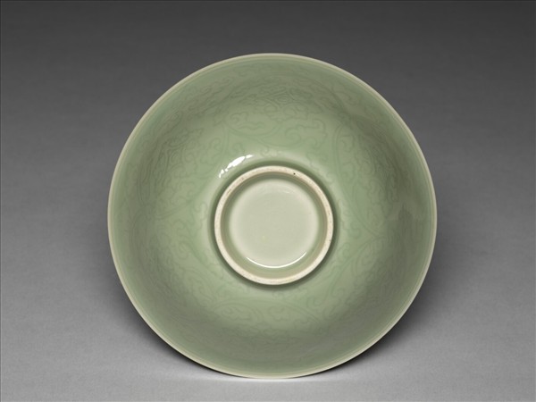 青瓷劃花纏枝花卉紋碗