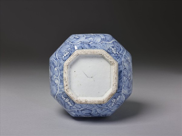 青花波濤海獸紋八稜瓶