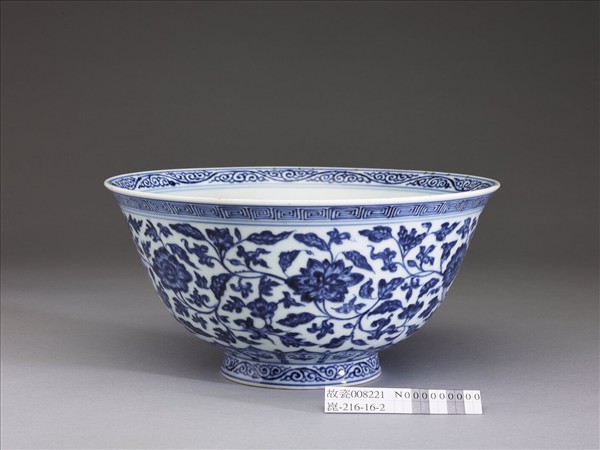 青花纏枝花卉紋碗