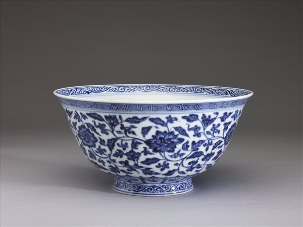 青花纏枝花卉紋碗