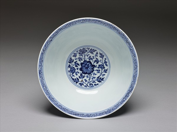 青花纏枝花卉紋碗