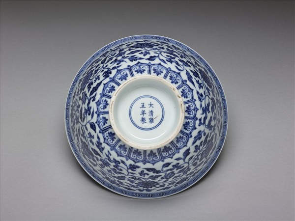 青花纏枝花卉紋碗