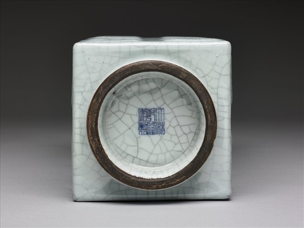 仿哥釉八卦紋琮式瓶