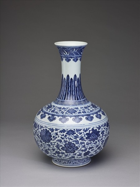 青花纏枝花卉紋瓶