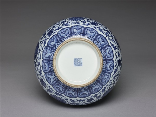 青花纏枝花卉紋瓶