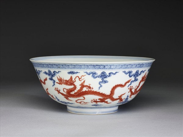 青花描紅五龍紋碗