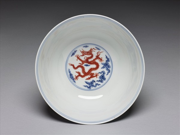 青花描紅五龍紋碗