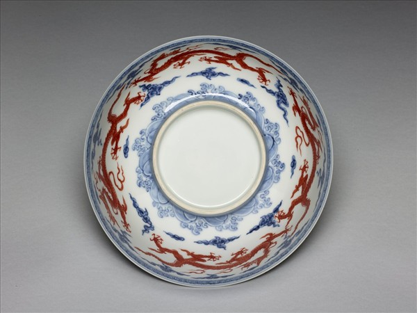 青花描紅五龍紋碗