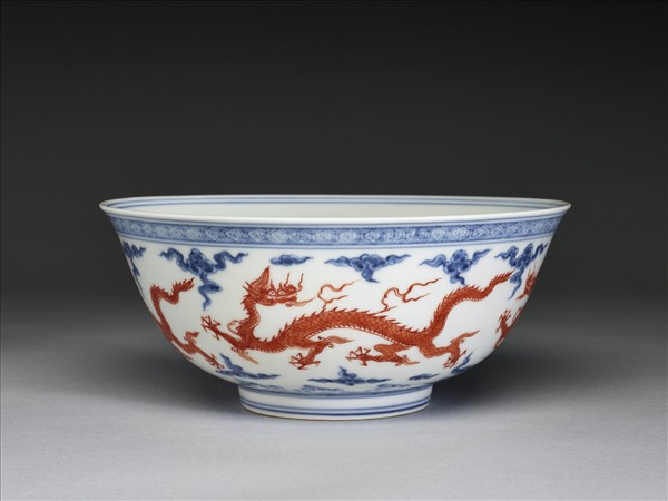 青花描紅五龍紋碗