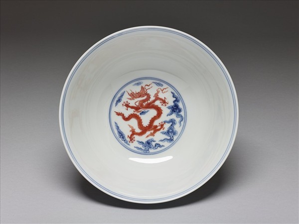 青花描紅五龍紋碗
