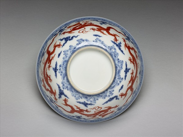 青花描紅五龍紋碗