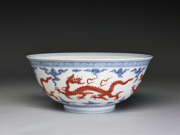 青花描紅五龍紋碗