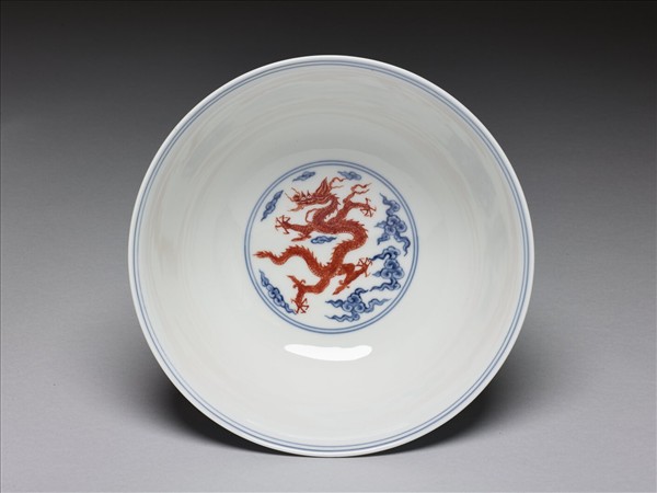 青花描紅五龍紋碗