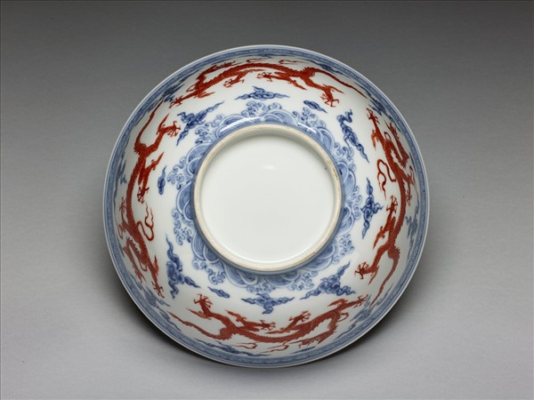 青花描紅五龍紋碗