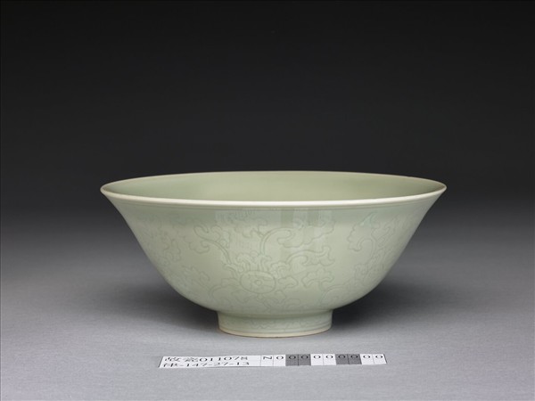 青瓷劃花纏枝花卉紋碗