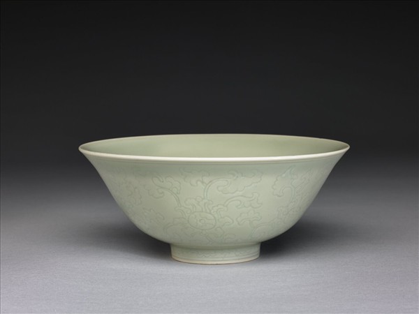 青瓷劃花纏枝花卉紋碗