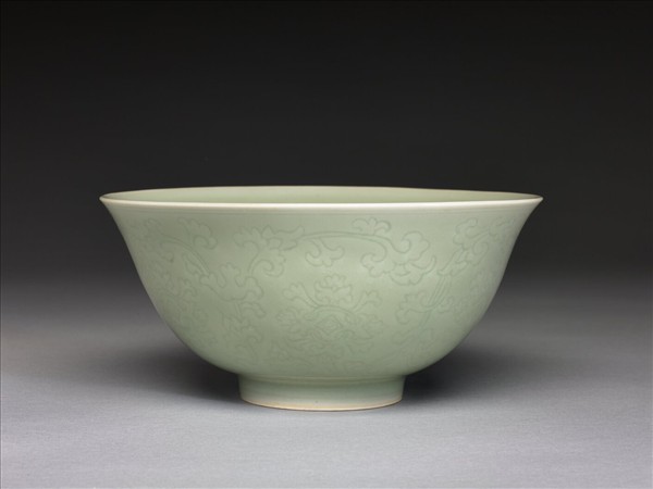 青瓷劃花纏枝花卉紋碗