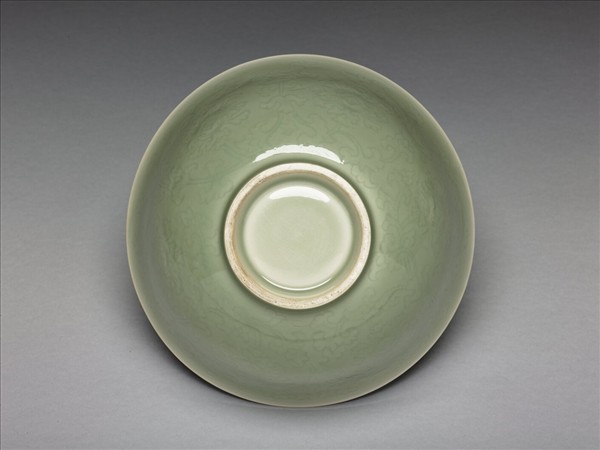 青瓷劃花纏枝花卉紋碗