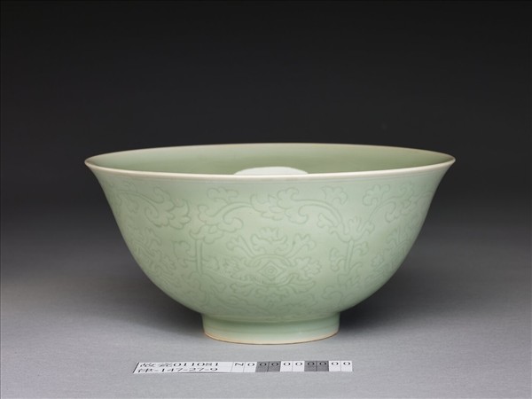 青瓷劃花纏枝花卉紋碗