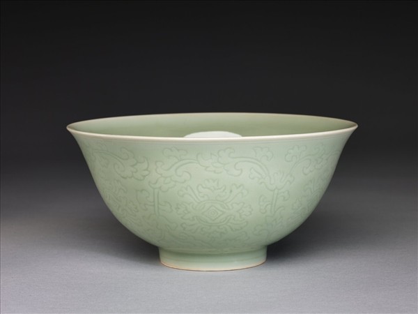 青瓷劃花纏枝花卉紋碗