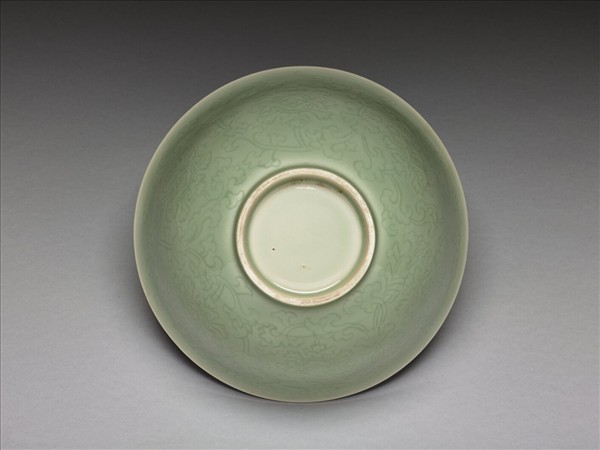 青瓷劃花纏枝花卉紋碗