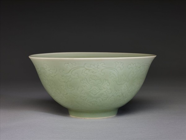 青瓷劃花纏枝花卉紋碗