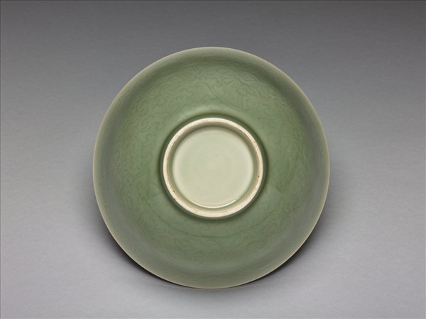 青瓷劃花纏枝花卉紋碗