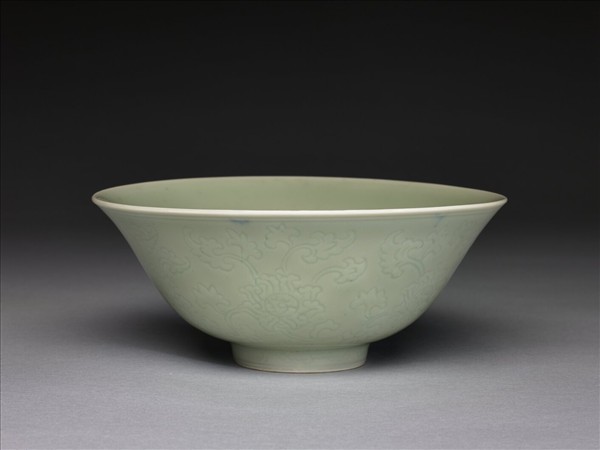 青瓷劃花纏枝花卉紋碗