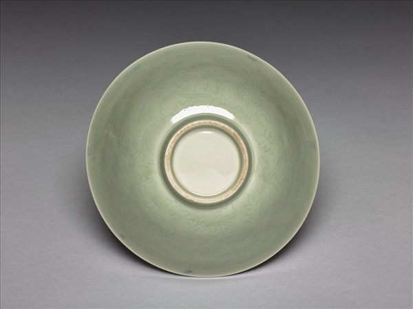 青瓷劃花纏枝花卉紋碗