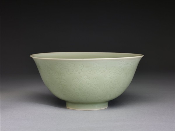 青瓷劃花纏枝花卉紋碗