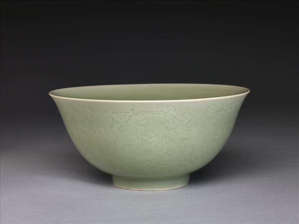 青瓷劃花纏枝花卉紋碗