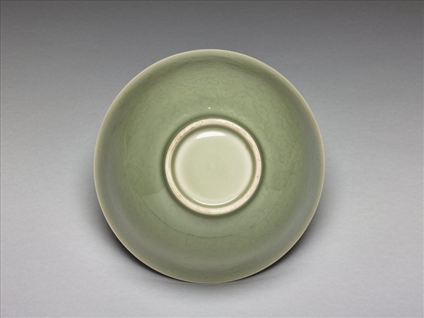 青瓷劃花纏枝花卉紋碗