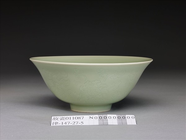 青瓷劃花纏枝花卉紋碗