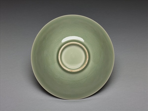 青瓷劃花纏枝花卉紋碗