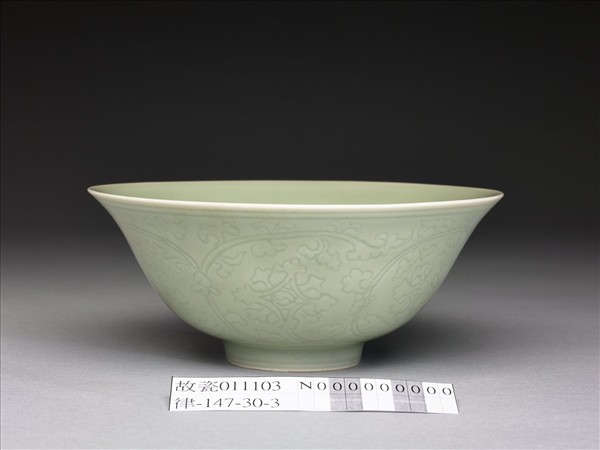 青瓷劃花纏枝花卉紋碗