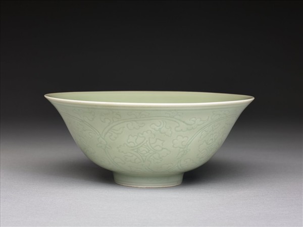 青瓷劃花纏枝花卉紋碗