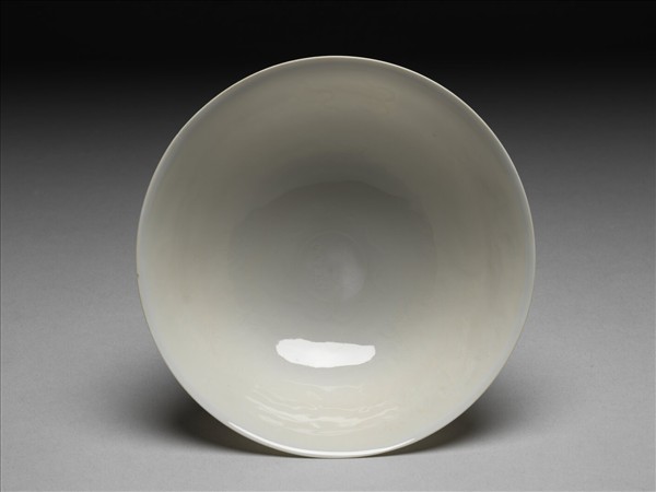 甜白釉五龍紋高足碗