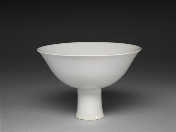 甜白釉高足碗