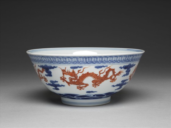 青花紅彩雲龍紋碗