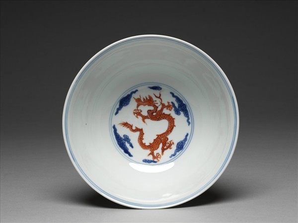 青花紅彩雲龍紋碗