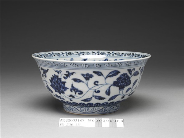 青花四季花卉紋碗