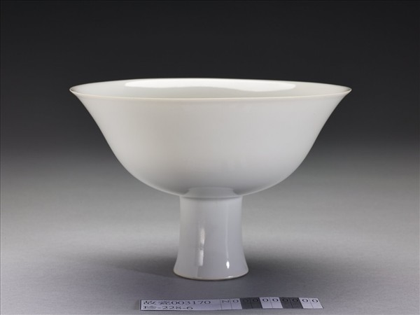 甜白釉五龍紋高足碗