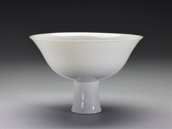 甜白釉五龍紋高足碗