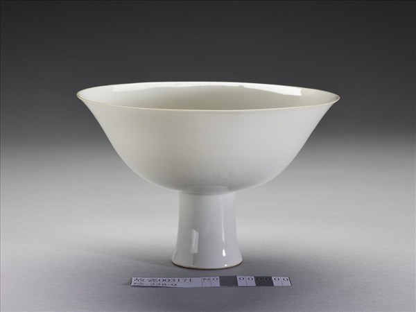 甜白釉五龍紋高足碗