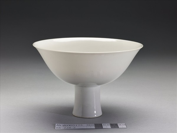 甜白釉高足碗