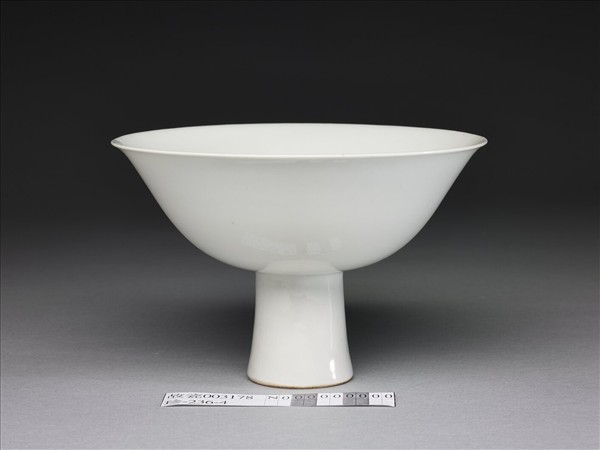 甜白釉高足碗